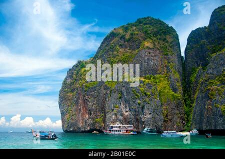 Thailandia: Ao Maya (Maya Bay) reso famoso dal film di Hollywood 'The Beach' con Leonardo di Caprio, Ko Phi Phi Leh, Ko Phi Phi. Ko Phi Phi è composto da due isole, Phi Phi Leh e Phi Phi Don, situate a sud-est di Phuket. Entrambi fanno parte del Parco Nazionale Marino Hat Noppharat Thara Ko Phi Phi. Situato nel centro del Mare di Phuket, Ko Phi Phi è quasi equidistante da Phuket e Krabi e può essere raggiunto in barca in circa due ore. Phi Phi Don è la più grande delle due isole, con colline panoramiche, ripide scogliere, spiagge di silken, acque azzurre e notevole uccelli e mare-vita. Foto Stock