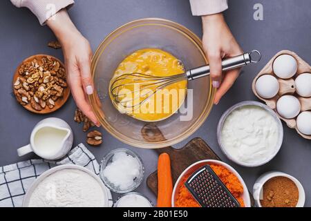 Fare torta di carote processo, vista dall'alto. Foto Stock