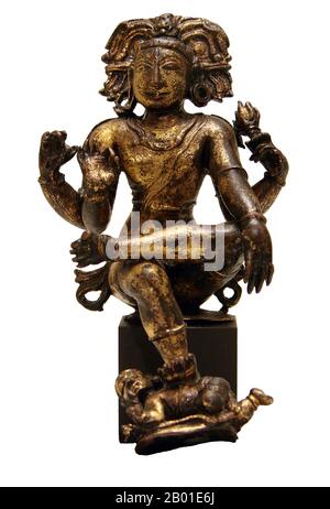 India: Shiva come Dakshinamurthy o Jnana Dakshinamurti, Signore della conoscenza, Dinastia Vijayanagar (15th-16th ° secolo), Tamil Nadu, 16th ° secolo. Dakshinamurthy o Jnana Dakshinamurti (sanscrito: दक्षिणामूर्ति (Dakṣiṇāmūrti)) è un aspetto di Shiva come guru (insegnante) di tutti i tipi di conoscenza, in particolare la jnana. Questo aspetto di Shiva è la sua personificazione come la suprema o ultima consapevolezza, comprensione e conoscenza. Questa forma rappresenta Shiva nel suo aspetto come insegnante di yoga, musica e saggezza, e dando esposizione sulle shastra. Egli è adorato come il dio della sapienza. Foto Stock