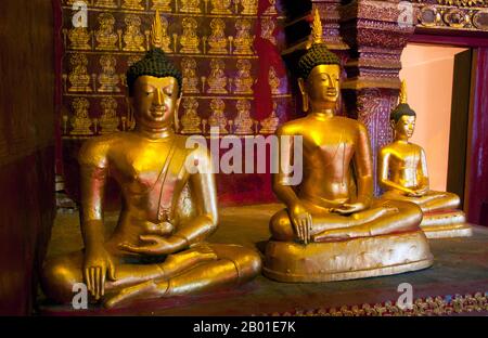 Thailandia: Figure di Buddha all'interno del viharn di legno, Wat Prasat, Chiang mai. Wat Prasat (วัดปราสาท) risale almeno al 16th° secolo, ed è probabilmente ancora più vecchio. L'edificio più importante del complesso del tempio è l'antico viharn, che risale al 1823 ma è stato ristrutturato con gusto nel 1987. Costruito nel tradizionale e distintivo stile LAN Na, il viharn e' costruito con pannelli di legno di teak abilmente lavorati su una base di mattoni e stucco imbiancati. L'ingresso principale, che naturalmente si affaccia ad est, è raggiunto da una bassa rampa di gradini fiancheggiata dalle balaustre di naga. Foto Stock