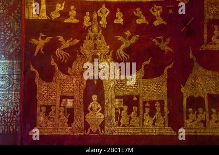 Thailandia: Murale tempio laccato all'interno del viharn di legno, Wat Prasat, Chiang mai. Wat Prasat (วัดปราสาท) risale almeno al 16th° secolo, ed è probabilmente ancora più vecchio. L'edificio più importante del complesso del tempio è l'antico viharn, che risale al 1823 ma è stato ristrutturato con gusto nel 1987. Costruito nel tradizionale e distintivo stile LAN Na, il viharn e' costruito con pannelli di legno di teak abilmente lavorati su una base di mattoni e stucco imbiancati. L'ingresso principale, che naturalmente si affaccia ad est, è raggiunto da una bassa rampa di gradini fiancheggiata dalle balaustre di naga. Foto Stock