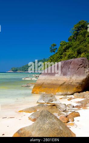 Thailandia: Spiaggia di Mae Ngam, Ko Surin Nua, Parco Nazionale Marino delle Isole Surin. Il Parco Nazionale Marino di Ko Surin è una delle ultime frontiere della Thailandia per immersioni e vela. Questo parco marino del Mare delle Andamane contiene alcune delle barriere coralline più sviluppate del paese. L'arcipelago di Koh Surin è un'area di 135 chilometri quadrati situata nel Mare delle Andamane, a circa 60 chilometri (38 miglia) dalla provincia continentale di Ranong. Le cinque isole del parco si trovano a sud del confine con la Birmania. Koh Surin Nua, una delle due isole principali, ha una superficie di circa 19 chilometri quadrati. Foto Stock