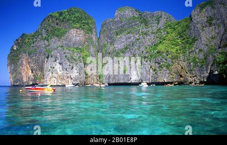 Thailandia: Ao Maya (Maya Bay) reso famoso dal film di Hollywood 'The Beach' con Leonardo di Caprio, Ko Phi Phi Leh, Ko Phi Phi. Ko Phi Phi è composto da due isole, Phi Phi Leh e Phi Phi Don, situate a sud-est di Phuket. Entrambi fanno parte del Parco Nazionale Marino Hat Noppharat Thara Ko Phi Phi. Situato nel centro del Mare di Phuket, Ko Phi Phi è quasi equidistante da Phuket e Krabi e può essere raggiunto in barca in circa due ore. Phi Phi Don è la più grande delle due isole, con colline panoramiche, ripide scogliere, spiagge di silken, acque azzurre e notevole uccelli e mare-vita. Foto Stock