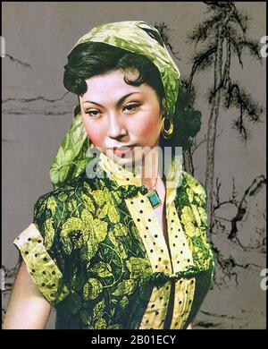 Cina: Yu so Chow (9 luglio 1930 - 12 maggio 2017), attrice cinese di Hong Kong, 1950s. Yu so Chow (于素秋; pinyin: Yú Sù Qiū) è una . È la figlia del maestro Yu Jim Yuen che ha diretto la China Drama Academy, una scuola di Opera di Pechino a Hong Kong, e insegnante di molti attori ben noti. Ha iniziato la sua carriera nel 1948 e ha realizzato oltre 240 film nei generi wuxia, kung fu, azione, detective e opera cantonese. I suoi film hanno avuto successo al box-Office ed è stata una delle più popolari superstar degli anni '1960s in Asia. Foto Stock