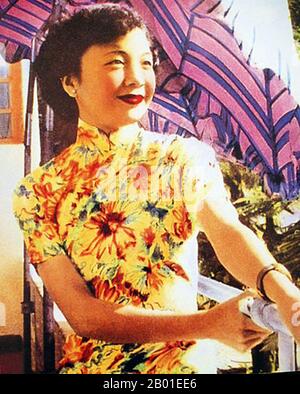 Cina: Yao Lee (10 settembre 1922 - 19 luglio 2019), una delle 'grandi stelle cantanti' di Shanghai negli anni 1930s e 1940s del 1940s. Yao Lee (姚莉), noto anche come Yiu Lei e Miss Hue Lee, è stato un cantante cinese dal 1930s al 1970s. Negli anni '1940s, divenne una delle sette grandi stelle cantanti. Nato Yáo Xiùyún/Yiu Sau WAN a Shanghai, Yao iniziò a esibirsi con un'apparizione radiofonica nel 1935 all'età di 13 anni. È stata firmata dalla Pathe Records. Yao era conosciuto come 'la voce d'argento' (銀嗓子) alludendo al collega di Shanghai Zhou Xuan, che era conosciuto come 'la voce d'oro' (金嗓子). Foto Stock