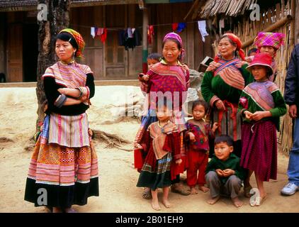 Vietnam: Donne e bambini in un villaggio di Flower Hmong vicino a Phong Nien, Provincia di Lao Cai. Le colline intorno a Bac ha sono sede di dieci minoranze separate, tra cui Dao, Giay, Nung e Tai, ma le più distintive e colorate sono il fiore (fiorito) Hmong. Da prima dell'alba convergono nel polveroso centro di Bac ha e, soprattutto, nel mercato del cemento. Le merci vendute e scambiate comprendono frutta e verdura di ogni denominazione, carni fresche e orchidee selvatiche. Gli Hmong sono un gruppo etnico asiatico delle regioni montuose della Cina, del Vietnam, del Laos e della Thailandia. Foto Stock