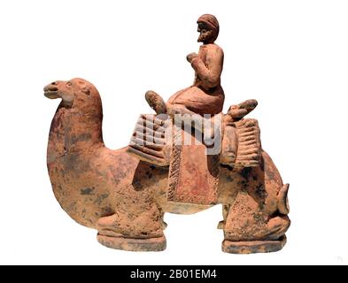 Cina: Un'Asia centrale raffigurata come un camel driver. Scultura in terracotta cinese della dinastia Wei settentrionale (386-534 CE), foto di Guillaume Jacquet (CC BY-SA 3,0 License). Il cammello bactriano (Camelus bactrianus) è un grosso ungulato a punta pari originario delle steppe dell'Asia centrale. Attualmente è limitato in natura a regioni remote dei deserti di Gobi e Taklimakan della Mongolia e dello Xinjiang. Ci sono un piccolo numero di cammelli battrici selvatici che ancora vagano nella provincia di Mangystau del Kazakistan sudoccidentale. È una delle due specie di cammello sopravvissute. Il cammello bactriano ha due gobbe. Foto Stock