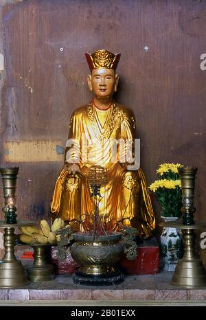 Vietnam: Altare laterale, Pagoda Thien Tru, Pagoda dei profumi, a sud di Hanoi. La Pagoda Thien Thu (conosciuta anche come la Pagoda Heavenly Kitchen) è stata costruita nel 18th ° secolo. Chua Huong o “Pagoda dei profumi” non è solo un edificio singolo, ma un complesso di circa 30 santuari e templi buddisti che si estendono per una certa distanza lungo la riva destra del fiume Suoi Yen e sulle colline calcaree oltre. Foto Stock