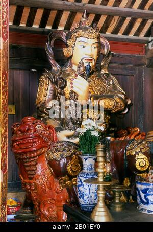 Vietnam: Altare laterale, Pagoda Thien Tru, Pagoda dei profumi, a sud di Hanoi. La Pagoda Thien Thu (conosciuta anche come la Pagoda Heavenly Kitchen) è stata costruita nel 18th ° secolo. Chua Huong o “Pagoda dei profumi” non è solo un edificio singolo, ma un complesso di circa 30 santuari e templi buddisti che si estendono per una certa distanza lungo la riva destra del fiume Suoi Yen e sulle colline calcaree oltre. Foto Stock