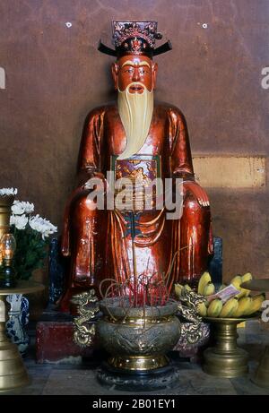 Vietnam: Altare laterale, Pagoda Thien Tru, Pagoda dei profumi, a sud di Hanoi. La Pagoda Thien Thu (conosciuta anche come la Pagoda Heavenly Kitchen) è stata costruita nel 18th ° secolo. Chua Huong o “Pagoda dei profumi” non è solo un edificio singolo, ma un complesso di circa 30 santuari e templi buddisti che si estendono per una certa distanza lungo la riva destra del fiume Suoi Yen e sulle colline calcaree oltre. Foto Stock