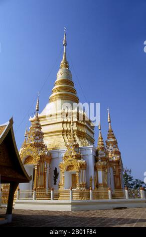 Thailandia: Wat Phra Phutthabaat Taak Phaa, vicino a Pasang, Provincia di Lamphun, Thailandia settentrionale. Il tempio di Wat Phra Phutthabat Tak Pha è la vista di una venerata impronta di Buddha. Phra Phutthabat significa 'impronta del Buddha' e Tak Pha significa 'le vesti del Buddha' in tailandese. Si ritiene che il Buddha una volta si fermò qui e asciugò le sue vesti da cui il nome del tempio. Foto Stock