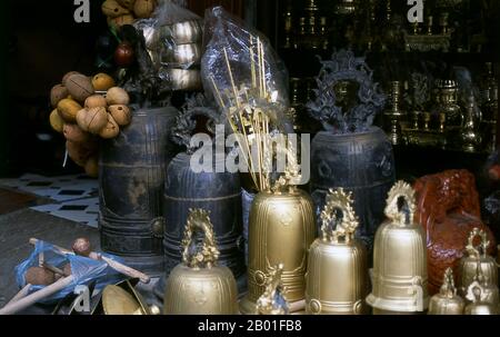 Vietnam: Campane tempio in vendita in un negozio religioso paraphernalia su Hang Dong (Copper Street) nel centro storico di Hanoi. Il centro storico di Hanoi si trova immediatamente a nord del lago ho Hoan Kiem. E 'meglio conosciuto localmente come Bam Sau Pho Phuong o le 'trentasei strade'. 'Phuong' significa una gilda commerciale, e la maggior parte delle strade inizia con la parola 'appendere' che significa merce. Questa parte antica della città è stata a lungo associata al commercio, e lo rimane molto oggi. Foto Stock