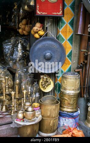 Vietnam: Oggetti in rame in vendita in un negozio religioso paraphernalia su Hang Dong (Copper Street) nel centro storico di Hanoi. Il centro storico di Hanoi si trova immediatamente a nord del lago ho Hoan Kiem. E 'meglio conosciuto localmente come Bam Sau Pho Phuong o le 'trentasei strade'. 'Phuong' significa una gilda commerciale, e la maggior parte delle strade inizia con la parola 'appendere' che significa merce. Questa parte antica della città è stata a lungo associata al commercio, e lo rimane molto oggi. Foto Stock