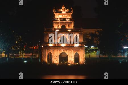 Vietnam: Thap Rua (Torre della Tartaruga), ho Hoan Kiem, Hanoi. Ho Hoan Kiem significa “Lago della spada restaurata”, un corpo d’acqua che si trova nel cuore di Hanoi. Fino al 15th ° secolo fu chiamato Luc Thuy o 'acqua verde'. La leggenda vuole che durante l'occupazione di Ming (1407-28), il generale le Loi fu presentato con una spada magica da una tartaruga divina che viveva nelle acque. Con l'aiuto di questa spada, egli espulse i cinesi dal nord del Vietnam e si stabilì come imperatore le Thai a. Più tardi, quando l'imperatore navigava sul lago, la tartaruga si alzò in superficie e ripresero la spada. Foto Stock