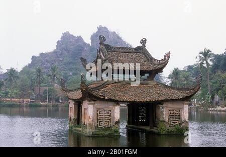 Vietnam: Padiglione a Thay Pagoda utilizzato per le performance di burattini d'acqua, provincia di ha Tay, vicino Hanoi. Circa 20 miglia (32 km) ad ovest di Hanoi, Chua Thay o 'Pagoda del Maestro' è dedicato a Thich CA o Sakyamuni Buddha (il Buddha Gautama, nato nel 536 a.C.). A sinistra dell'altare maggiore si trova una statua di Tu Dao Hanh, il maestro dal quale prende il nome la pagoda. A destra dell'altare si trova una statua del re Ly Nhan Tong (1072-1127), che è ritenuto essere una reincarnazione di Tu Dao Hanh e durante il cui regno è stata fondata la pagoda. La Pagoda di Thay contiene più di un centinaio di statue religiose. Foto Stock