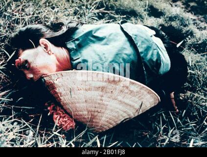 Vietnam: Una donna vittima del massacro di My Lai o Thảm sát Mỹ Lai, 6 marzo 1868. Foto di Sgt. Ronald L. Haeberle. Il massacro di My Lai è stato l'omicidio di massa di guerra del Vietnam di 347–504 civili disarmati nel Vietnam del Sud il 16 marzo 1968, da parte dei soldati dell'esercito degli Stati Uniti della compagnia 'Charlie' di 1st battaglione, 20th reggimento di fanteria, 11th Brigata della divisione Americal. La maggior parte delle vittime erano donne, bambini (compresi i bambini) e anziani. Molti furono violentati, picchiati e torturati, e alcuni dei corpi furono poi trovati mutilati. Foto Stock