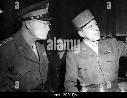 Francia/Vietnam: Generale Jean de Lattre de Tassigny con generale Dwight D. Eisenhower alla fine della seconda guerra mondiale, 1944. Il generale Jean de Lattre de Tassigny fu un eroe e comandante militare francese nella prima Guerra d'Indocina. Dopo aver combattuto nella prima guerra mondiale e nella seconda guerra marocchina, de Tassigny (soprannome: 'ROI Jean') fu un eroe del francese libero nella seconda guerra mondiale Più tardi, comandò le truppe francesi in Indocina durante la prima guerra dell'Indocina. Vinse tre grandi vittorie a Vinh Yen, Mao Khe e Yen Cu ha e difese con successo il nord del paese contro il Viet Minh. Foto Stock