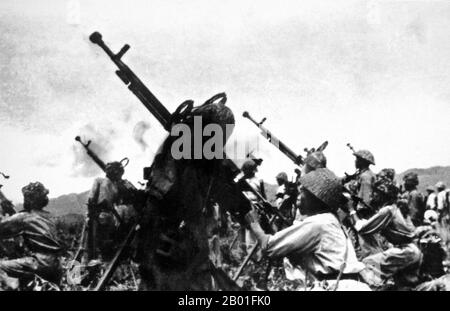 Vietnam: Viet Minh 308 Divisione libera una sbarramento di 12,7mm anti-aereo fuoco a aerei francesi, Dien Bien Phu, 1954. L'importante battaglia di Dien Bien Phu fu combattuta tra il Việt Minh (guidato dal generale Vo Nguyen Giap) e l'Unione francese (guidata dal generale Henri Navarre, successore del generale Raoul Salan). L'assedio della guarnigione francese durò cinquantasette giorni, dalle 5:30 del 13 marzo alle 5:30 del 7 maggio 1954. L'avamposto meridionale o la base del fuoco del campo, Isabelle, non seguì l'ordine del cessate il fuoco e combatté fino al giorno successivo alle 01:00:00. Foto Stock