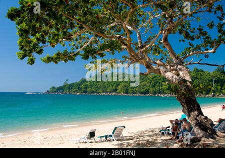 Thailandia: Hat Khao Lak (Spiaggia di Khao Lak), Provincia di Phang Nga. Hat Khao Lak, circondato da alberi di casuarina, è diviso in tre spiagge separate, Bang Niang a nord, Nang Thong al centro e Sunset Beach a sud. Tutti hanno resort e bungalow, ma non c'è affollamento e ci sono alcuni ottimi ristoranti che offrono pesce fresco e magnifiche vedute dei leggendari tramonti del Mare delle Andamane. Foto Stock