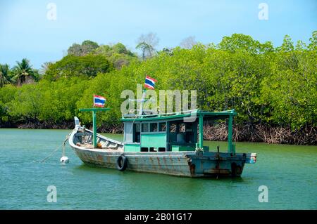 Thailandia: Barca parcheggiata, Ao Pante Malaka, Ko Tarutao, Ko Tarutao Marine National Park. Ao Pante Melaka è una lunga baia sulla riva nord-occidentale di Ko Tarutao, con una spiaggia di sabbia fine. Qui si trovano la sede centrale del Parco Nazionale Marino di Ko Tarutao e un centro di servizi turistici che ospita una mostra che copre lo sfondo storico e naturale del parco. Il Parco Nazionale Marino di Ko Tarutao consiste di 51 isole in due gruppi principali sparsi attraverso il Mare delle Andamane nella Thailandia più meridionale. Solo sette delle isole sono di qualsiasi dimensione, tra cui Ko Tarutao a est. Foto Stock