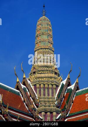 Thailandia: La guglia di Prasat Phra Thepidon, Wat Phra Kaew (Tempio del Buddha di Smeraldo), Bangkok. Wat Phra Kaew (Tempio del Buddha di Smeraldo); il nome ufficiale completo Wat Phra si Rattana Satsadaram è considerato il tempio buddista più sacro della Thailandia. Si trova all'interno dei recinti del Grand Palace. Il Grand Palace servì come residenza ufficiale dei Re di Thailandia dal 18th ° secolo in poi. La costruzione del Palazzo iniziò nel 1782, durante il regno di Re Rama i, quando trasferì la capitale attraverso il fiume da Thonburi a Bangkok. Foto Stock