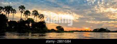 Panorama del fiume Zambeze al tramonto, Zambia Foto Stock