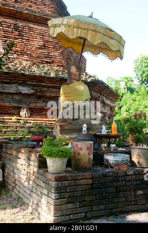 Thailandia: Wat Klang Muang, Wiang Tha Kan, Provincia di Chiang mai. Wiang Tha Khan, situato a 16 km a sud di Chiang mai nel distretto rurale di Sanpatong, è un piccolo e prospero villaggio della Thailandia del Nord, situato tra le piantagioni di Lamyai e abitato da Tai Yong resetled dal vicino Stato Shan in Birmania all'inizio del 19th ° secolo. Fino al 10th° secolo era una città fortificata, o wiang, che serviva da bastione del Regno Mon di Haripunchai, l'attuale Lamphun. Oggi i resti delle mura della città e del fossato circostante sopravvivono tra le piantagioni di Lamyai e le risaie. Foto Stock