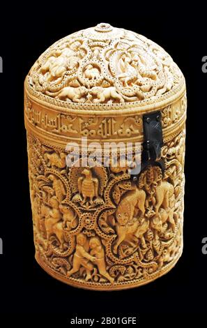 Spagna/al-Andalus: Il Pyxis del Principe Abu al-Mutarrif al-Mughira. Contenitore avorio da Cordoba, Spagna islamica, 968 CE. Questo pyxis cilindrico - una specie di scrigno - è stato scolpito nel 968 per il principe al-Mughira (figlio del defunto Caliph 'Abd al-Rahman III e fratellastro del regnante Caliph al-Hakam). E' il migliore esempio degli oggetti di lusso avorio realizzati per i membri della corte di Madinat al-Zahra (la residenza del califfo e la città del governo, fondata nei pressi di Cordoba nel 936). I suoi quattro medaglioni riccamente decorati sono collegati da bordi di fogliame delicatamente trafitto. Foto Stock