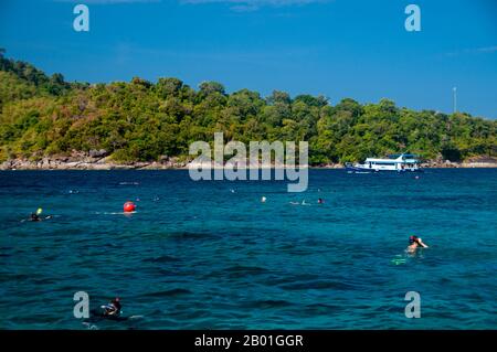 Thailandia: Snorkeling, Isola 5, Isole Similan. Le isole Similan si trovano a circa 100 chilometri a nord-ovest di Phuket nel Mare delle Andamane. Nel 1982, questa area di 128 chilometri quadrati è stata dichiarata parco nazionale marino, e negli ultimi anni il gruppo di nove piccole isole (Similan è derivato dal sembilano malese, e significa nove) è diventato una delle principali attrazioni per i visitatori del sud della Thailandia. Le isole sono rinomate tra i subacquei per le loro ricche barriere coralline, le acque limpide e le spiagge incontaminate. I migliori mesi di immersione sono tra dicembre e maggio. Foto Stock