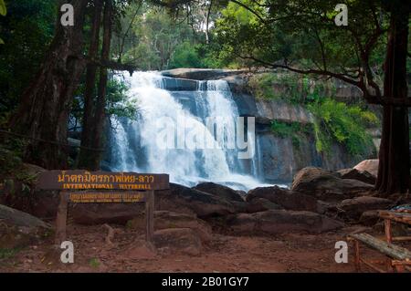 Thailandia: Cascata di TAT Huang (Nam Tok Nam Hueang), nota anche come cascata Thai-Lao o cascata internazionale, Parco nazionale di Phu Suan Sai, distretto di Na Haeo, provincia di Loei. La provincia di Loei (Thai: เลย) si trova nella parte superiore del nord-est della Thailandia. Le province limitrofe sono (da est in senso orario) Nong Khai, Udon Thani, Nongbua Lamphu, Khon Kaen, Phetchabun, Phitsanulok. A nord confina con le province di Xaignabouli e Vientiane del Laos. La provincia è coperta da basse montagne, mentre la capitale Loei si trova in un bacino fertile. Foto Stock