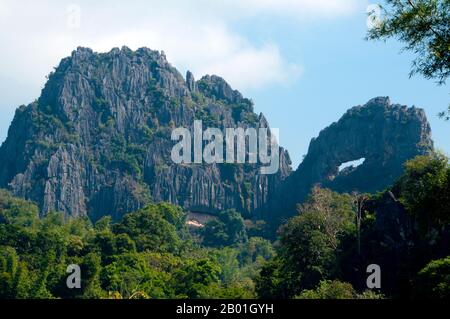 Thailandia: Suan Hin Pha Ngam (talvolta conosciuto come Kunming della Thailandia a causa degli affioramenti di calcare che si trovano qui), provincia di Loei. La provincia di Loei (Thai: เลย) si trova nella parte superiore del nord-est della Thailandia. Le province limitrofe sono (da est in senso orario) Nong Khai, Udon Thani, Nongbua Lamphu, Khon Kaen, Phetchabun, Phitsanulok. A nord confina con le province di Xaignabouli e Vientiane del Laos. La provincia è coperta da basse montagne, mentre la capitale Loei si trova in un bacino fertile. Il fiume Loei, che scorre attraverso la provincia, è un affluente del Mekong. Foto Stock