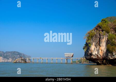 Thailandia: Ko Khao Phing Kan (isola di James Bond) dal retro, parco nazionale di Ao Phang Nga (baia di Phangnga), provincia di Phang Nga. Inaugurato per la prima volta nel 1981, il Parco Nazionale di Ao Phang Nga copre un'area di circa 400 km quadrati ed è composto principalmente da rocce carsiche e isole, torreggianti scogliere e le acque cristalline del Mare di Phuket. Anche se ospita una vasta gamma di creature marine e costiere, tra cui il monitor dell'acqua lungo due metri, la maggior parte delle persone visita il parco per ammirare e navigare attraverso e intorno alle numerose torri carsiche che si incombono. Foto Stock