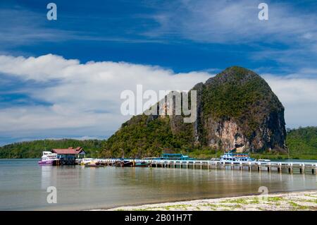 Thailandia: Molo per le isole offshore, Hat Pak Meng, provincia di Trang. La provincia di Trang dipendeva dall'estrazione dello stagno fino a quando le prime piantine di gomma furono portate in Thailandia intorno al 1901 - parte di un lungo viaggio dal Sud America attraverso i vicini stati malesi. La gomma, l'olio di palma e la pesca sono i pilastri dell'economia della provincia. Il turismo sta avendo un impatto crescente poiché la costa delle Andamane e le isole di Trang sono sempre più sviluppate e diffuse. Foto Stock