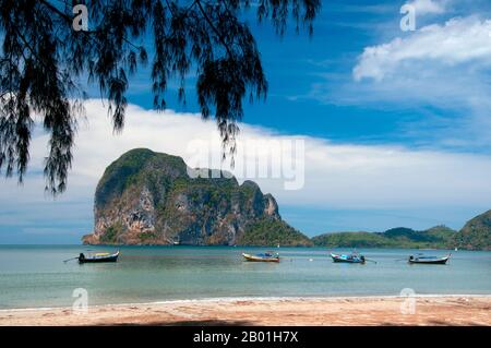 Thailandia: Hat Pak Meng, provincia di Trang. La provincia di Trang dipendeva dall'estrazione dello stagno fino a quando le prime piantine di gomma furono portate in Thailandia intorno al 1901 - parte di un lungo viaggio dal Sud America attraverso i vicini stati malesi. La gomma, l'olio di palma e la pesca sono i pilastri dell'economia della provincia. Il turismo sta avendo un impatto crescente poiché la costa delle Andamane e le isole di Trang sono sempre più sviluppate e diffuse. Foto Stock