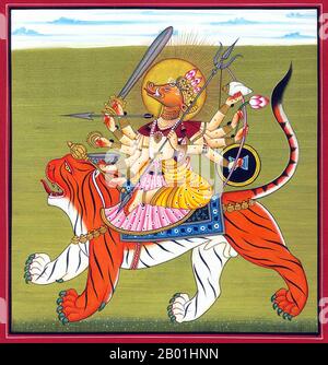 India/Nepal: La dea indù Varahi, tipicamente rappresentata con la testa di un cinghiale e cavalcando una tigre. Acquerello dipinto di Kripal di Nurpur (fl. 1660-1690), c. 1660-1670. Varahi (sanscrito: वाराही, Vārāhī) è una delle Matrikas, un gruppo di sette o otto dee madri della religione indù. Con la testa di una scrofa, Varahi è lo shakti (energia femminile, o talvolta consorte) di Varaha, l'Avatar del cinghiale del dio Vishnu. In Nepal, si chiama Barahi. Varahi è adorata da tutte e tre le principali scuole dell'Induismo: Shaktismo, Shaivismo e Vaishnavismo. Foto Stock