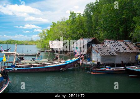 Thailandia: Molo per Ko Muk (Isola di Muk) vicino a Hat Yong Ling, provincia di Trang. La provincia di Trang dipendeva dall'estrazione dello stagno fino a quando le prime piantine di gomma furono portate in Thailandia intorno al 1901 - parte di un lungo viaggio dal Sud America attraverso i vicini stati malesi. La gomma, l'olio di palma e la pesca sono i pilastri dell'economia della provincia. Il turismo sta avendo un impatto crescente poiché la costa delle Andamane e le isole di Trang sono sempre più sviluppate e diffuse. Foto Stock