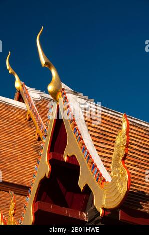 Thailandia: Tetti a più strati dell'ubosot e del viharn a Wat Duang di, Chiang mai. Il Wat Duang di o 'Monastero della buona fortuna' risale al XIX secolo ed è famoso per i suoi frontoni scolpiti e altre decorazioni in stucco. Re Mengrai fondò la città di Chiang mai (che significa "nuova città") nel 1296, e succedette a Chiang Rai come capitale del regno Lanna. Chiang mai, talvolta scritta come "Chiengmai" o "Chiangmai", è la città più grande e culturalmente significativa del nord della Thailandia. Foto Stock