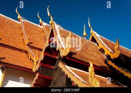 Thailandia: Tetti a più strati dell'ubosot e del viharn a Wat Duang di, Chiang mai. Il Wat Duang di o 'Monastero della buona fortuna' risale al XIX secolo ed è famoso per i suoi frontoni scolpiti e altre decorazioni in stucco. Re Mengrai fondò la città di Chiang mai (che significa "nuova città") nel 1296, e succedette a Chiang Rai come capitale del regno Lanna. Chiang mai, talvolta scritta come "Chiengmai" o "Chiangmai", è la città più grande e culturalmente significativa del nord della Thailandia. Foto Stock