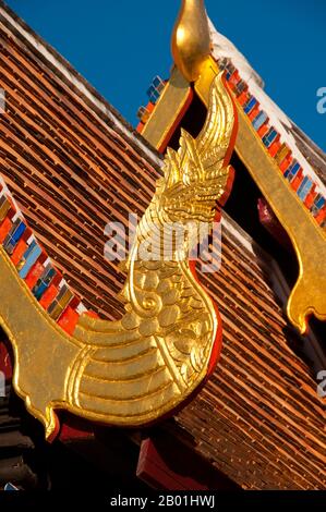 Thailandia: Naga finisce a Wat Duang di, Chiang mai. Il Wat Duang di o 'Monastero della buona fortuna' risale al XIX secolo ed è famoso per i suoi frontoni scolpiti e altre decorazioni in stucco. Re Mengrai fondò la città di Chiang mai (che significa "nuova città") nel 1296, e succedette a Chiang Rai come capitale del regno Lanna. Chiang mai, talvolta scritta come "Chiengmai" o "Chiangmai", è la città più grande e culturalmente significativa del nord della Thailandia. Foto Stock