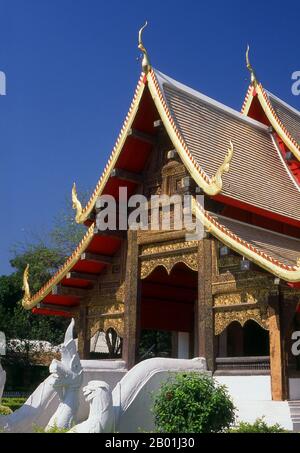 Thailandia: Viharn Lai Kam, Wat Phra Singh, Chiang mai, Thailandia settentrionale. Wat Phra Singh o per dargli il suo nome completo, Wat Phra Singh Woramahaviharn, fu costruito per la prima volta intorno al 1345 da re Phayu, V re della dinastia Mangrai. Re Mengrai fondò la città di Chiang mai (che significa "nuova città") nel 1296, e succedette a Chiang Rai come capitale del regno Lanna. Chiang mai, a volte scritta come "Chiengmai" o "Chiangmai", è la città più grande e culturalmente significativa del nord della Thailandia. Foto Stock