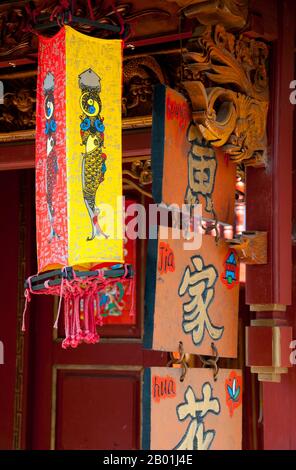 Cina: Paralume Naxi fuori dall'entrata di una guest House, la città vecchia di Lijiang, provincia dello Yunnan. I Naxi o Nakhi sono un gruppo etnico che abita ai piedi dell'Himalaya nella parte nord-occidentale della provincia dello Yunnan, così come la parte sud-occidentale della provincia del Sichuan in Cina. Si pensa che i Naxi provengano dal Tibet e, fino a poco tempo fa, mantennero legami commerciali via terra con Lhasa e l'India. I Naxi formano uno dei 56 gruppi etnici ufficialmente riconosciuti dalla Repubblica Popolare Cinese. I Naxi sono tradizionalmente seguaci della religione Dongba. Foto Stock