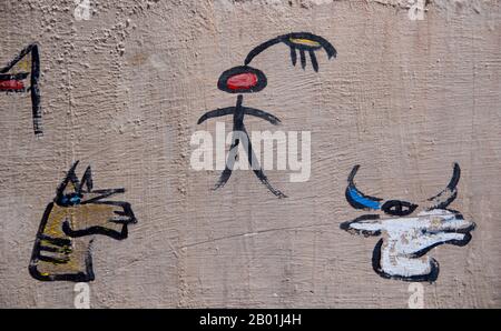 Cina: Dongba (Naxi) scritto pittografico su un muro della casa, Lijiang Old Town, provincia dello Yunnan. I Naxi o Nakhi sono un gruppo etnico che abita ai piedi dell'Himalaya nella parte nord-occidentale della provincia dello Yunnan, così come la parte sud-occidentale della provincia del Sichuan in Cina. Si pensa che i Naxi provengano dal Tibet e, fino a poco tempo fa, mantennero legami commerciali via terra con Lhasa e l'India. I Naxi formano uno dei 56 gruppi etnici ufficialmente riconosciuti dalla Repubblica Popolare Cinese. I Naxi sono tradizionalmente seguaci della religione Dongba. Foto Stock