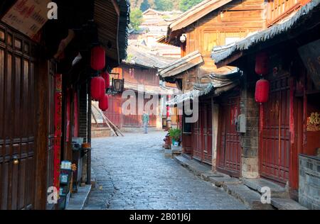 Cina: La mattina presto nella città vecchia di Lijiang, provincia dello Yunnan. I Naxi o Nakhi sono un gruppo etnico che abita ai piedi dell'Himalaya nella parte nord-occidentale della provincia dello Yunnan, così come la parte sud-occidentale della provincia del Sichuan in Cina. Si pensa che i Naxi provengano dal Tibet e, fino a poco tempo fa, mantennero legami commerciali via terra con Lhasa e l'India. I Naxi formano uno dei 56 gruppi etnici ufficialmente riconosciuti dalla Repubblica Popolare Cinese. I Naxi sono tradizionalmente seguaci della religione Dongba. Foto Stock