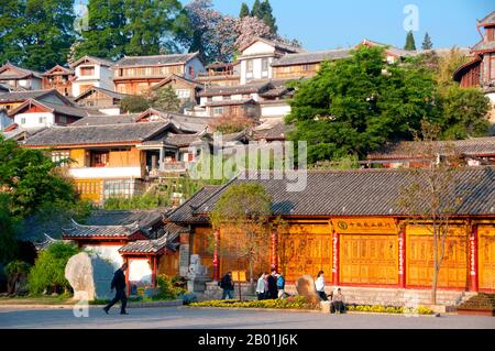 Cina: La mattina presto nella città vecchia di Lijiang, provincia dello Yunnan. I Naxi o Nakhi sono un gruppo etnico che abita ai piedi dell'Himalaya nella parte nord-occidentale della provincia dello Yunnan, così come la parte sud-occidentale della provincia del Sichuan in Cina. Si pensa che i Naxi provengano dal Tibet e, fino a poco tempo fa, mantennero legami commerciali via terra con Lhasa e l'India. I Naxi formano uno dei 56 gruppi etnici ufficialmente riconosciuti dalla Repubblica Popolare Cinese. I Naxi sono tradizionalmente seguaci della religione Dongba. Foto Stock