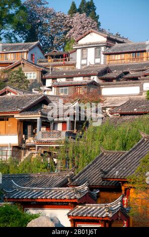 Cina: La mattina presto nella città vecchia di Lijiang, provincia dello Yunnan. I Naxi o Nakhi sono un gruppo etnico che abita ai piedi dell'Himalaya nella parte nord-occidentale della provincia dello Yunnan, così come la parte sud-occidentale della provincia del Sichuan in Cina. Si pensa che i Naxi provengano dal Tibet e, fino a poco tempo fa, mantennero legami commerciali via terra con Lhasa e l'India. I Naxi formano uno dei 56 gruppi etnici ufficialmente riconosciuti dalla Repubblica Popolare Cinese. I Naxi sono tradizionalmente seguaci della religione Dongba. Foto Stock