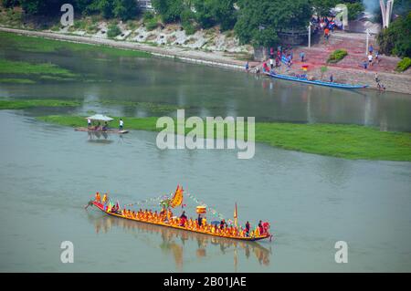 Cina: Barca cerimoniale sul fiume li da Fubo Shan (collina sottomessa dalle onde), Guilin, provincia del Guangxi. Il Guilin's Dragon Boat Festival si svolge il quinto giorno del quinto mese (maggio) del calendario lunare cinese ogni 3 anni. Il festival si tenne originariamente in memoria del grande poeta cinese, Quyuan. Il nome Guilin significa «Cassia Woods» e prende il nome dalle fioriture di osmanto (cassia) che fioriscono durante tutto il periodo autunnale. Guilin è la scena dei paesaggi più famosi della Cina, ispirando migliaia di dipinti nel corso di molti secoli. Foto Stock