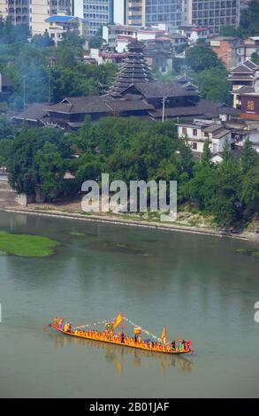 Cina: Barca cerimoniale sul fiume li da Fubo Shan (collina sottomessa dalle onde), Guilin, provincia del Guangxi. Il Guilin's Dragon Boat Festival si svolge il quinto giorno del quinto mese (maggio) del calendario lunare cinese ogni 3 anni. Il festival si tenne originariamente in memoria del grande poeta cinese, Quyuan. Il nome Guilin significa «Cassia Woods» e prende il nome dalle fioriture di osmanto (cassia) che fioriscono durante tutto il periodo autunnale. Guilin è la scena dei paesaggi più famosi della Cina, ispirando migliaia di dipinti nel corso di molti secoli. Foto Stock