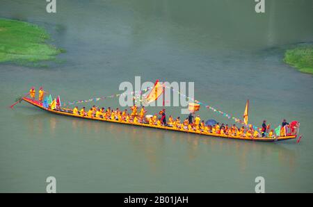 Cina: Barca cerimoniale sul fiume li da Fubo Shan (collina sottomessa dalle onde), Guilin, provincia del Guangxi. Il Guilin's Dragon Boat Festival si svolge il quinto giorno del quinto mese (maggio) del calendario lunare cinese ogni 3 anni. Il festival si tenne originariamente in memoria del grande poeta cinese, Quyuan. Il nome Guilin significa «Cassia Woods» e prende il nome dalle fioriture di osmanto (cassia) che fioriscono durante tutto il periodo autunnale. Guilin è la scena dei paesaggi più famosi della Cina, ispirando migliaia di dipinti nel corso di molti secoli. Foto Stock