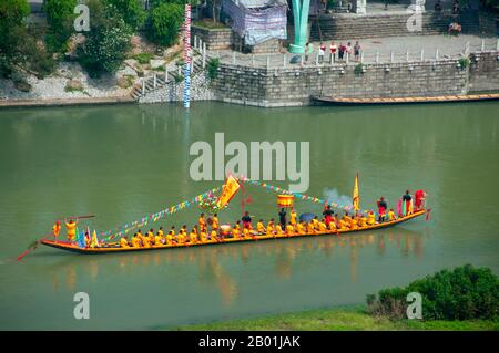 Cina: Barca cerimoniale sul fiume li da Fubo Shan (collina sottomessa dalle onde), Guilin, provincia del Guangxi. Il Guilin's Dragon Boat Festival si svolge il quinto giorno del quinto mese (maggio) del calendario lunare cinese ogni 3 anni. Il festival si tenne originariamente in memoria del grande poeta cinese, Quyuan. Il nome Guilin significa «Cassia Woods» e prende il nome dalle fioriture di osmanto (cassia) che fioriscono durante tutto il periodo autunnale. Guilin è la scena dei paesaggi più famosi della Cina, ispirando migliaia di dipinti nel corso di molti secoli. Foto Stock