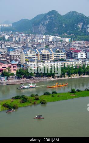 Cina: Barca cerimoniale sul fiume li da Fubo Shan (collina sottomessa dalle onde), Guilin, provincia del Guangxi. Il Guilin's Dragon Boat Festival si svolge il quinto giorno del quinto mese (maggio) del calendario lunare cinese ogni 3 anni. Il festival si tenne originariamente in memoria del grande poeta cinese, Quyuan. Il nome Guilin significa «Cassia Woods» e prende il nome dalle fioriture di osmanto (cassia) che fioriscono durante tutto il periodo autunnale. Guilin è la scena dei paesaggi più famosi della Cina, ispirando migliaia di dipinti nel corso di molti secoli. Foto Stock